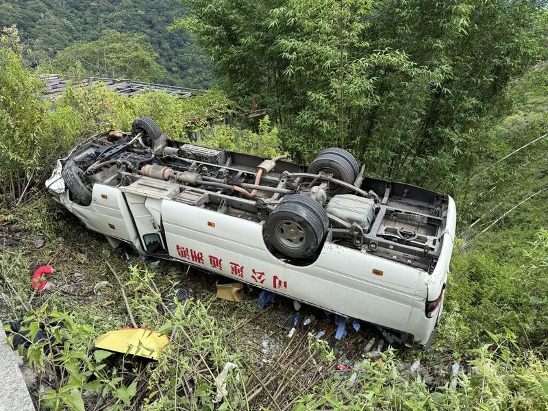 1輛中型巴士7日行經台14線南投縣仁愛鄉霧社路段翻落邊坡釀16人送醫，南投縣警察局仁愛分局、交通部公路局中區養護工程分局埔里工務段、公路局台中區監理所南投監理站8日到場釐清事故經過。中央社記者蕭博陽南投縣攝　115年6月8日