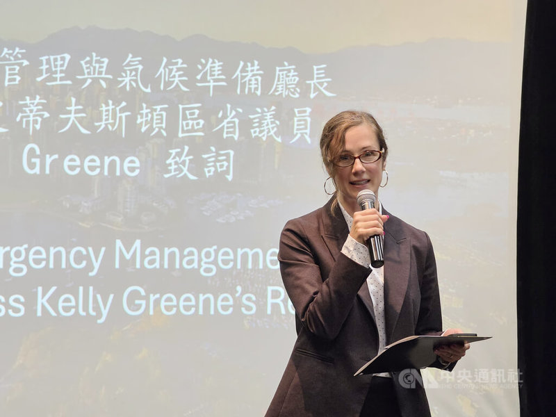 卑詩省緊急事務管理及氣候應對廳長葛凱莉(Kelly Greene)喜見大溫哥華急難救助協會成立,認為台灣在因應天災的經驗非常豐富,未來若有需要,可以更好地協助卑詩省緊急救助工作。中央社記者程愛芬溫哥華攝 115年6月8日
