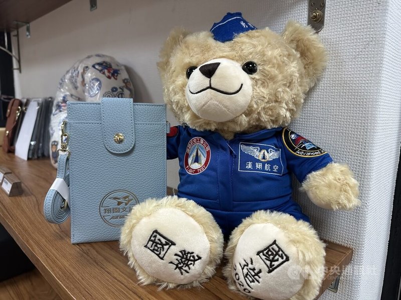 翔園文旅股份有限公司與母公司漢翔航空工業股份有限公司共同打造「造飛機故事館」10日開幕，館內販售多樣可愛、吸睛文化創意商品。中央社記者趙麗妍攝　115年6月8日
