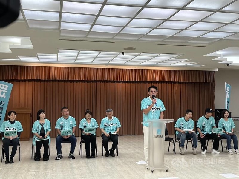 前台灣民眾黨主席柯文哲（左5）、民眾黨主席黃國昌（右4）8日在台北市議會辦「民眾台北隊」成軍誓師大會，宣布6名台北市議員參選人成軍。中央社記者楊淑閔攝  115年6月8日