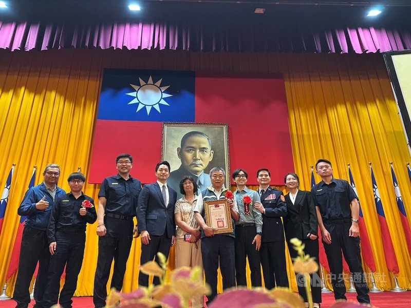 產後離世的台北市警察局中正第一分局警務員陳芊雯獲選全國模範警察，其家屬代表8日接受市長蔣萬安（左4）頒獎，全場熱烈鼓掌並致上最深敬意，場面溫馨。中央社記者黃麗芸攝　115年6月8日