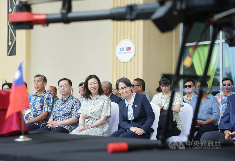 副總統蕭美琴（前排右起）訪問帛琉第3天，8日至帛琉國會出席無人機捐贈暨展演活動，衛福部次長林靜儀、外交部常務次長葛葆萱、駐帛琉大使陳剛毅一同見證。中央社記者裴禛帛琉攝　115年6月8日