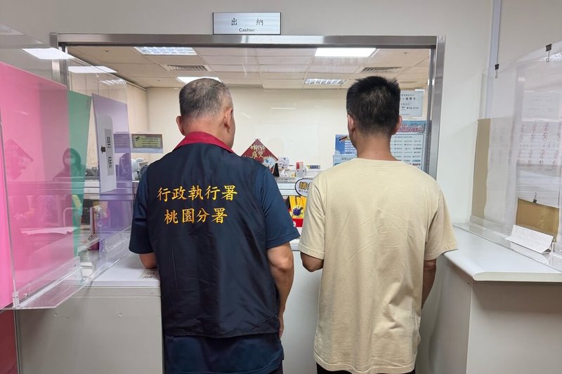 桃園市謝姓男子因無照駕駛且拒絕酒測，遭裁罰新台幣18萬元，因逾期未繳遭移送執行。法務部行政執行署桃園分署近日查得其有穩定薪資後執行扣薪，謝男因擔心影響新工作，主動前往繳清欠款。（法務部行政執行署桃園分署提供）中央社記者吳睿騏傳真　115年6月8日