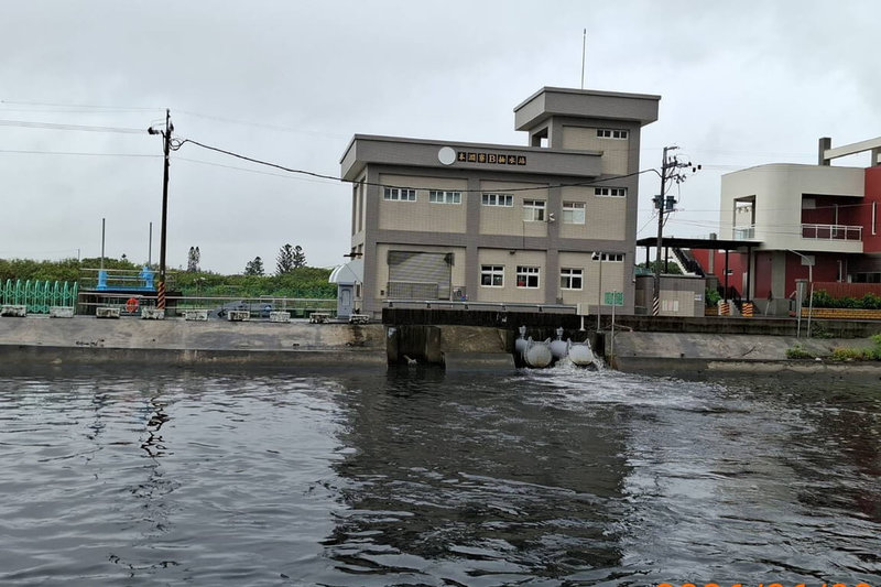 台南地區8日出現明顯降雨，市府下午統計已有35座抽水站啟動抽水作業，水利局定於晚間8時開設三級應變中心。（台南市政府提供）中央社記者楊思瑞台南傳真　115年6月8日
