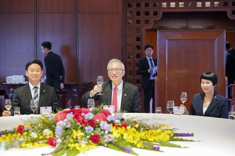 外交部政務次長吳志中（中）8日午宴韓國跨黨派議員團，與韓國「祖國革新黨」議員金載原（Kim Jae Won，右）與「共同民主黨」議員郭相彥（Kwak Sang Eon，左）舉杯祝酒。（外交部提供）中央社記者楊堯茹傳真　115年6月8日