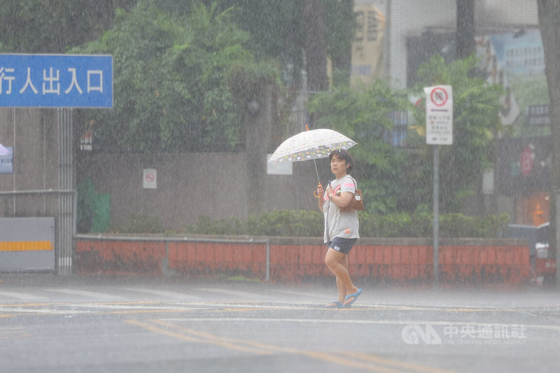 受滯留鋒面及西南氣流影響，8日起各地易出現短延時強降雨。圖為台北市內湖區民眾撐傘穿拖鞋外出。中央社記者翁睿坤攝　115年6月8日
