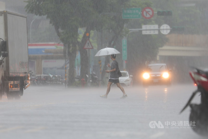 受滯留鋒面及西南氣流影響，8日起各地易出現短延時強降雨，未來幾日天氣不穩定。圖為台北市午後降下大雨，內湖區民眾撐傘穿越馬路。中央社記者翁睿坤攝　115年6月8日