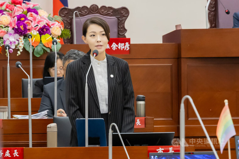 新竹市長高虹安（前）8日在新竹市議會答詢指出，因應少子女化，規劃116年推出「好孕補助」計畫，每名孕婦最高可獲新台幣2萬元補助，並將生育津貼由現行每胎3萬元提高至6萬元，協助年輕家庭降低養育壓力。中央社記者魯鋼駿攝　115年6月8日