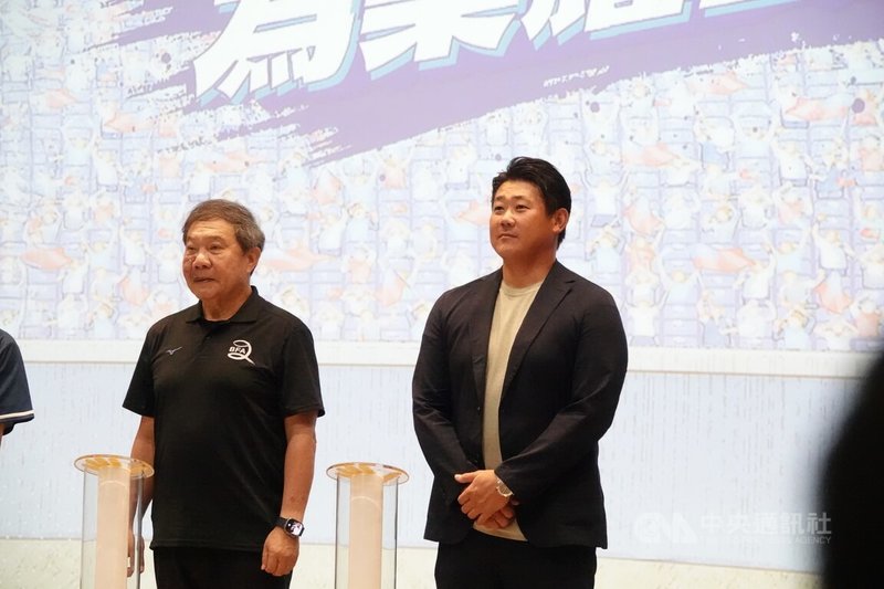 「平成怪物」松坂大輔（右）國中時期輸給台灣的懊悔，讓他努力變得更強，之後國際賽碰頭沒再輸過，也點出台灣可以思考的課題。圖為松坂大輔8日參加115年玉山盃全國青棒錦標賽開幕式畫面。中央社記者謝靜雯攝　115年6月8日
