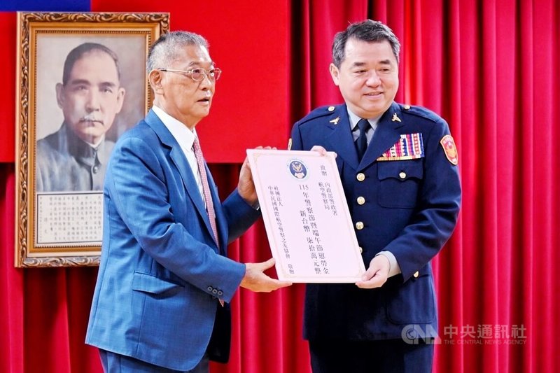 警政署航空警察局8日舉辦警察節慶祝大會，中華民國國際航空警察之友協會理事長江松樺（左）代表捐贈新台幣70萬元，作為警察節暨端午節慰勞金，另外捐贈員警工作及破案慰勉金50萬元，由航警局長林建宏（右）代表接受。中央社記者吳睿騏桃園機場攝　115年6月8日