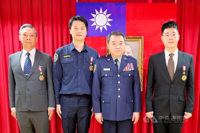 內政部警政署航空警察局8日舉辦警察節慶祝大會，由航警局長林建宏（右2）主持，除了為陞職人員授階，表揚模範警察，同時也頒發資深績優警察獎章及退休人員紀念獎座。中央社記者吳睿騏桃園機場攝　115年6月8日