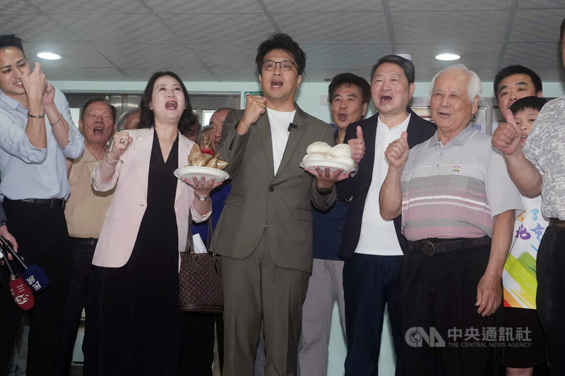 民進黨台北市長參選人沈伯洋（前右3）8日到台北市機車商業同業公會與業者座談，理事長謝顯昌（前右2）致贈包子、粽子象徵「包中」，眾人高喊「凍蒜」口號。中央社記者徐肇昌攝　115年6月8日