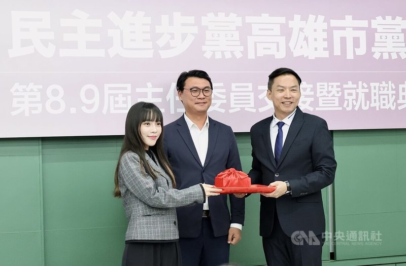 民主進步黨高雄市黨部8日辦第8、9屆黨部主任委員交接暨就職典禮,前黨部主委黃文益(右)卸任,由立法委員黃捷(左)接任,民進黨織推廣部主任劉厚承(中)監交。中央社記者董俊志攝 115年6月8日