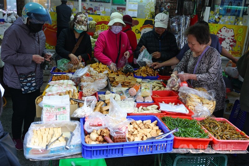 圖為民眾在傳統市場採買食材。（中央社檔案照片）