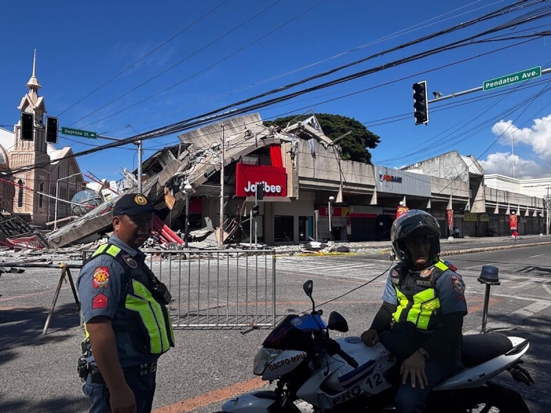 菲律賓民答那峨島8日發生強震，聖托斯將軍市一處購物中心倒塌成瓦礫。（法新社）