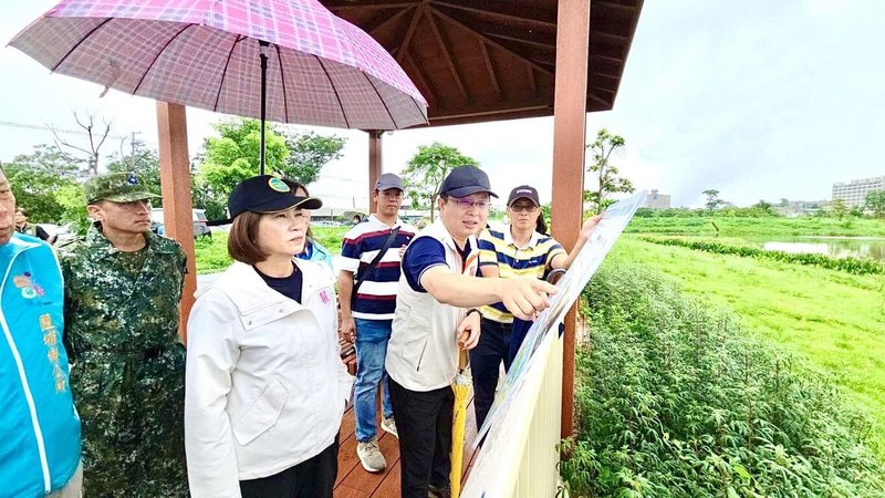 受滯留鋒面及西南氣流影響，中央氣象署針對屏東發布大雨特報，縣長周春米（前左）8日下午前往大仁滯洪池視察排水情形，並呼籲提高警覺。（屏東縣政府提供）中央社記者李卉婷傳真　115年6月8日
