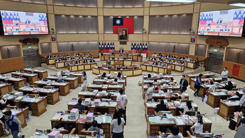 新北市議會8日開定期會最後1天議程，民主進步黨新北市議會黨團要求加開臨時會及新北市長侯友宜專案報告，中國國民黨團反對。中央社記者王鴻國攝　115年6月8日