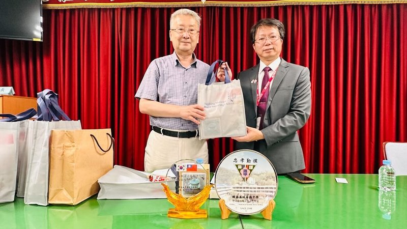 台中市大甲高中赴韓國交流,前往「韓國漢城華僑中學」(Seoul Overseas Chinese High School)體驗當地教育體制與課程。圖為雙方互贈紀念品。(大甲高中提供)中央社記者趙麗妍傳真 115年6月8日