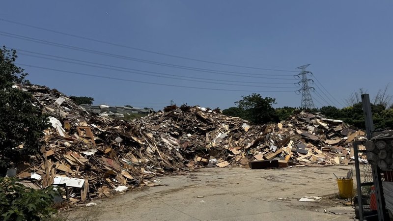 台中沙鹿區清潔隊堆置大量廢床墊、廢木材，民眾憂心大里垃圾山重現；市府表示，已規劃專案加速清運。（民進黨市議員楊典忠提供）中央社記者趙麗妍傳真　115年6月8日