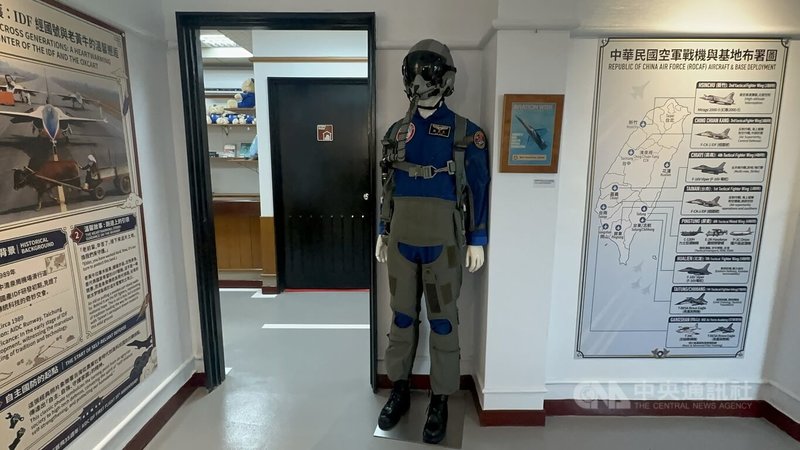 翔園文旅股份有限公司與母公司漢翔航空工業股份有限公司打造「造飛機故事館」將開幕,展出多項航空文物,圖為飛行服。中央社記者趙麗妍攝 115年6月8日