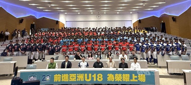 115年玉山盃全國青棒錦標賽將於11日開打，總計18支縣市代表隊參賽，冠軍隊取得亞洲青棒賽組訓權。圖為8日開幕式大合照。中央社記者謝靜雯攝　115年6月8日