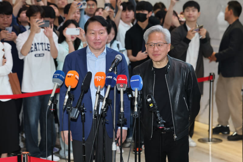 輝達執行長黃仁勳（右）8日在首爾會見韓國SK集團董事長崔泰源（左）。（韓聯社）