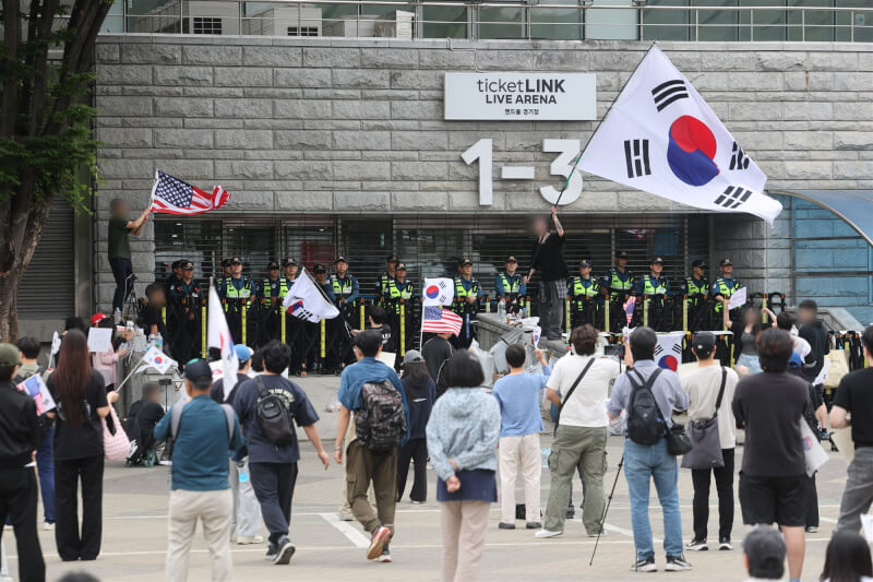 韓國地方選舉爆出選票短缺爭議，數百位民眾8日上午聚集在首爾松坡區的SK奧林匹克手球館外表達抗議。（韓聯社）