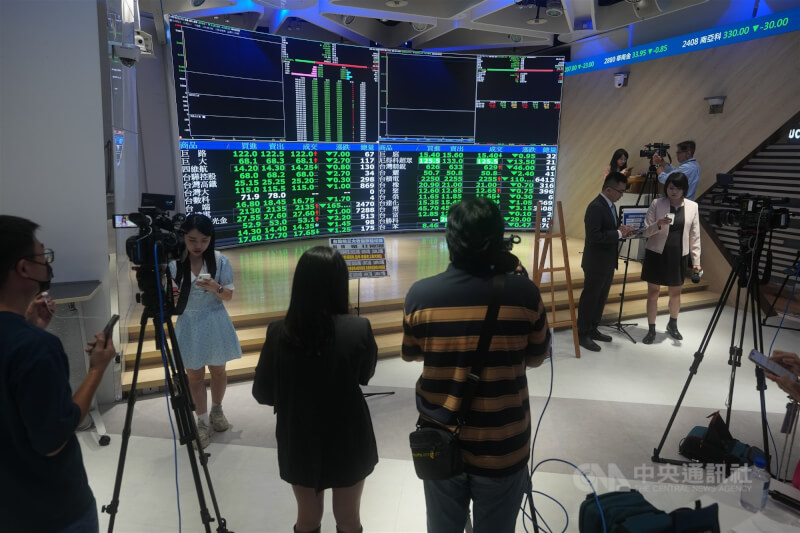 美股上週五暴跌，台股8日開盤恐承壓；大批媒體記者在證交所關注開盤行情。中央社記者徐肇昌攝　115年6月8日