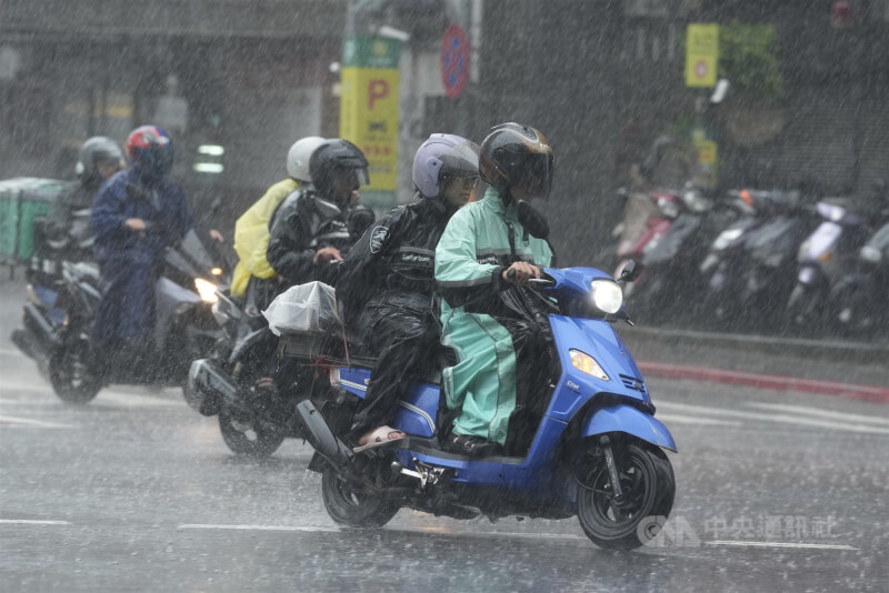 圖為北市松山區機車騎士在雨中騎行。中央社記者徐肇昌攝　115年6月8日
