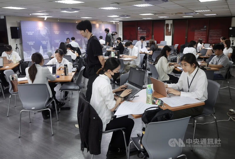 中央通訊社第9屆「我是海外特派員」活動8日在台北進行第2階段測驗,上午筆試主要著重在新聞時事及英文能力,學員們專注作答。中央社記者張皓安攝 115年6月8日