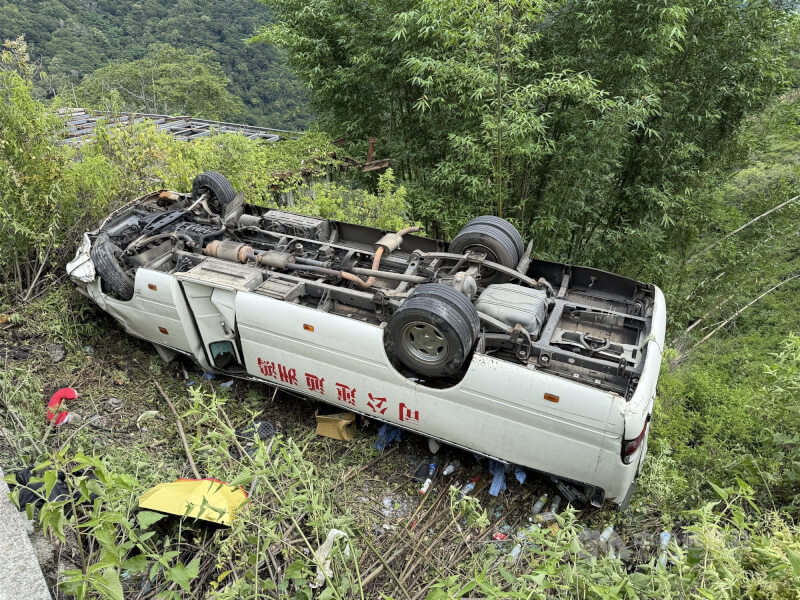 1輛中型巴士7日行經台14線南投縣仁愛鄉霧社路段翻落邊坡釀16人送醫，南投縣警察局仁愛分局、交通部公路局中區養護工程分局埔里工務段、公路局台中區監理所南投監理站8日到場釐清事故經過。中央社記者蕭博陽南投縣攝　115年6月8日