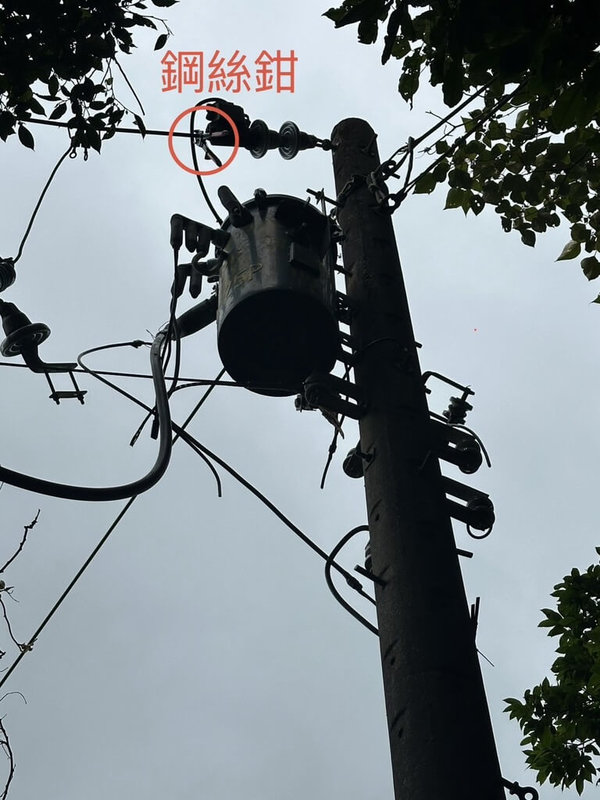 洪姓男子7日在基隆市教忠街觸電，事發後台灣電力股份有限公司派員前往查勘，發現低壓電線遭剪除，但高壓線上留掛1把鋼絲鉗，懷疑有人涉偷剪電線，8日報案。（台電基隆區營業處提供）中央社記者王朝鈺傳真　115年6月8日