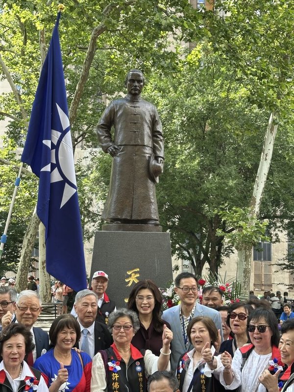 國民黨主席鄭麗文（第2排中）在紐約華埠哥倫布公園向孫中山銅像獻花後，與僑領及支持者合影。中央社記者廖漢原紐約攝　115年6月8日