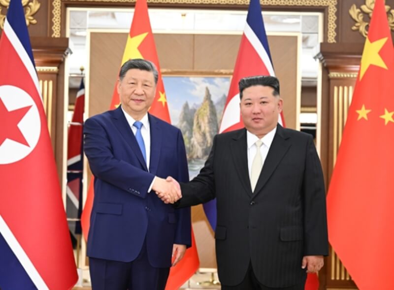 中共總書記習近平（左）8日出訪北韓，與北韓領導人金正恩（右）會談。（圖取自中國外交部網頁fmprc.gov.cn）
