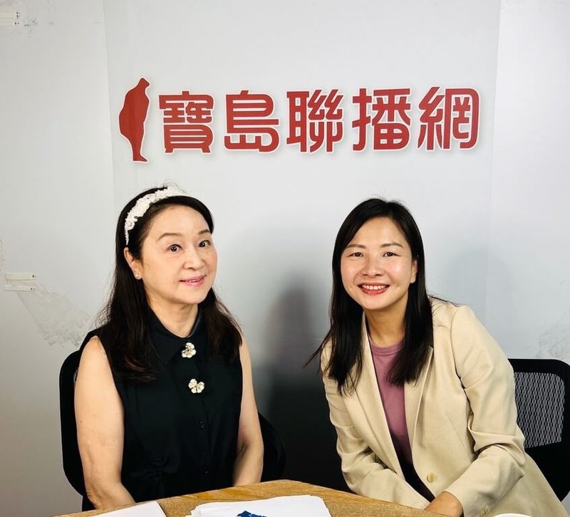 民進黨苗栗縣長參選人、縣議員陳品安（右）8日接受媒體人周玉蔻（左）廣播節目訪問表示，她提出生育津貼加碼方案，其中第2胎補助新台幣5萬元現金的部分，苗栗縣長鍾東錦已宣布跟進。（陳品安團隊提供）中央社記者管瑞平傳真　115年6月8日