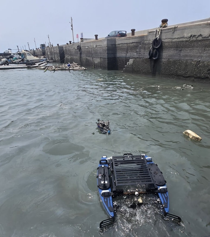 雲林縣環保局試辦以無人船清運海漂垃圾，近1個月打撈出94公斤海廢，其中6成為寶特瓶，其他有蚵架、漁網、塑膠碎片、木板、玻璃瓶。（雲林縣環保局提供）　中央社記者姜宜菁傳真　115年6月8日