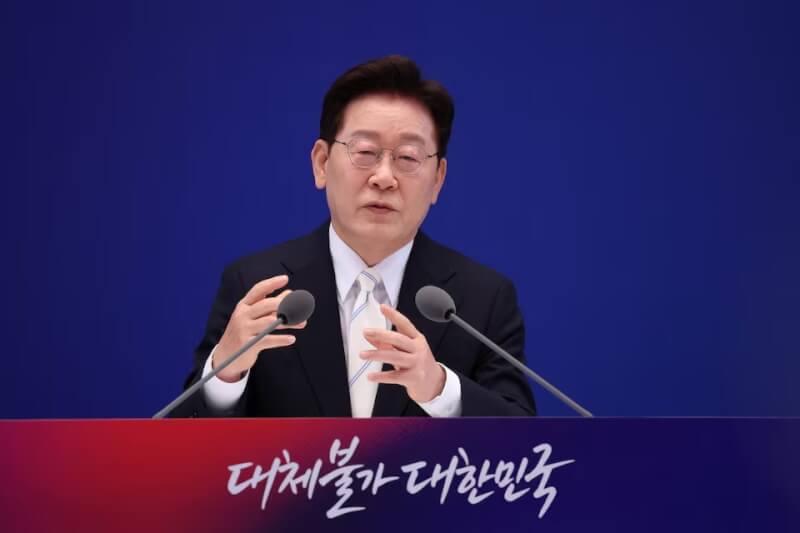 南韓總統李在明8日在就職週年記者會中表示，他支持以分階段對話推動北韓長久實現無核化。（Chung Sung-Jun/Pool via 路透社）