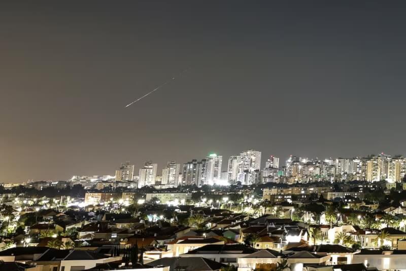 以色列7日遭伊朗飛彈襲擊，一道光束劃破夜空。（路透社）