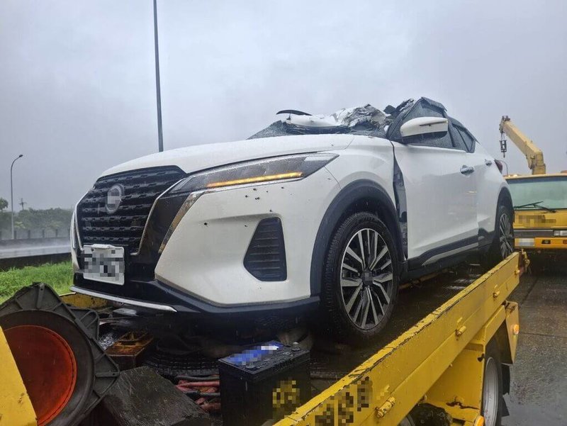 國道3號苗栗縣苑裡路段9日發生營業半聯結車輪胎脫落砸車事故,造成3人受傷送醫,受害車輛擋風玻璃、鈑金嚴重損毀。(警方提供)中央社記者管瑞平傳真 115年6月9日