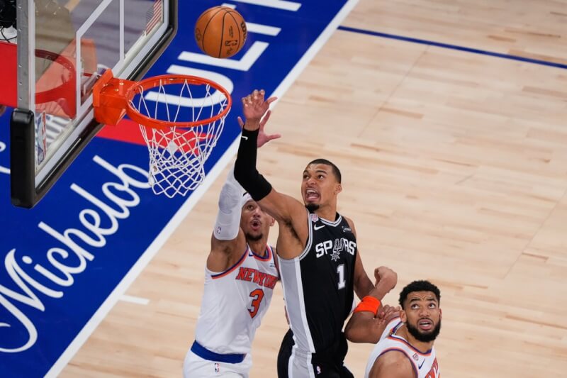 美國職籃NBA聖安東尼奧馬刺8日在總冠軍賽以115比111擊敗紐約尼克。馬刺球星溫班亞馬（中）繳出全隊最高的32分、8籃板、6助攻表現。（美聯社）