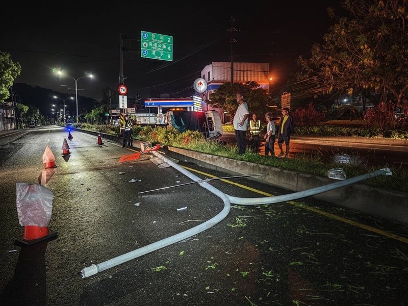 台中市石岡區明德路與豐勢路口8日晚發生交通事故，男子駕駛自小貨車疑因天雨打滑失控，自撞道路分隔島及路燈，經查駕駛沒有酒駕及毒駕情形，將釐清肇事原因。（民眾提供）中央社記者郝雪卿傳真  115年6月9日