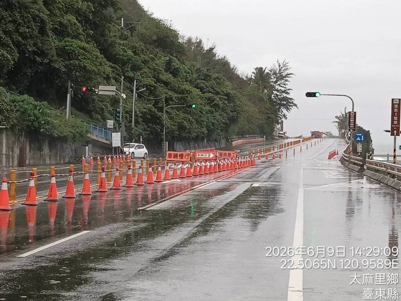 梅雨鋒面及西南氣流影響，全台有雨，南迴公路邊坡恐有落石風險，為確保用路人安全，省道台9線金崙至多良路段，9日下午5時起實施南下車道交管，調撥北上內側車道供南下車輛通行。（公路局南區養護工程分局提供）中央社記者李先鳳傳真　115年6月9日