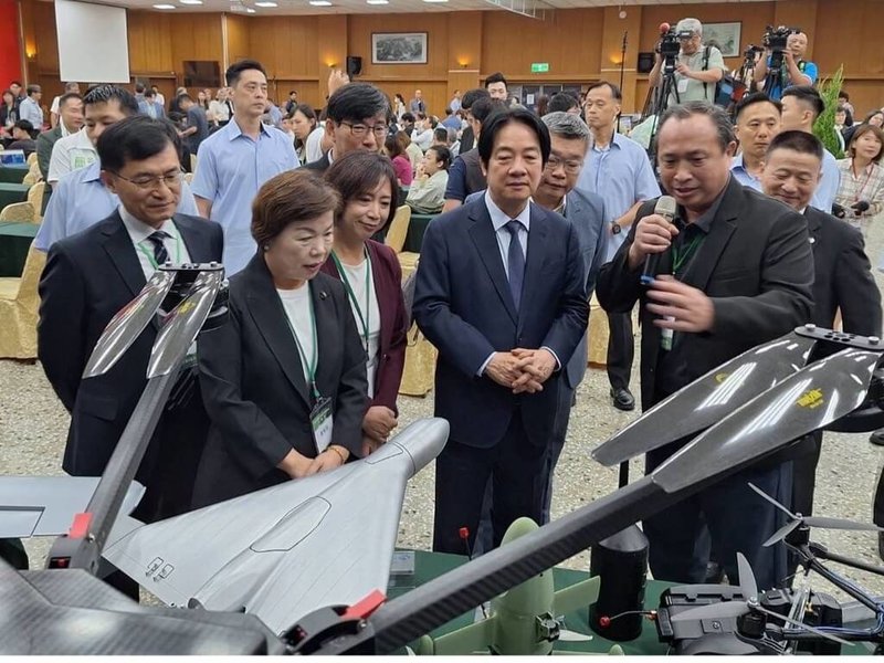 「台灣卓越無人機海外商機聯盟大會師」9日於漢翔航空工業公司翔園基地盛大舉行，總統賴清德（前排右2）親自出席視察，雷虎董事長陳冠如（前排右1）在現場解說產品特性。（雷虎提供）中央社記者潘智義傳真　115年6月9日