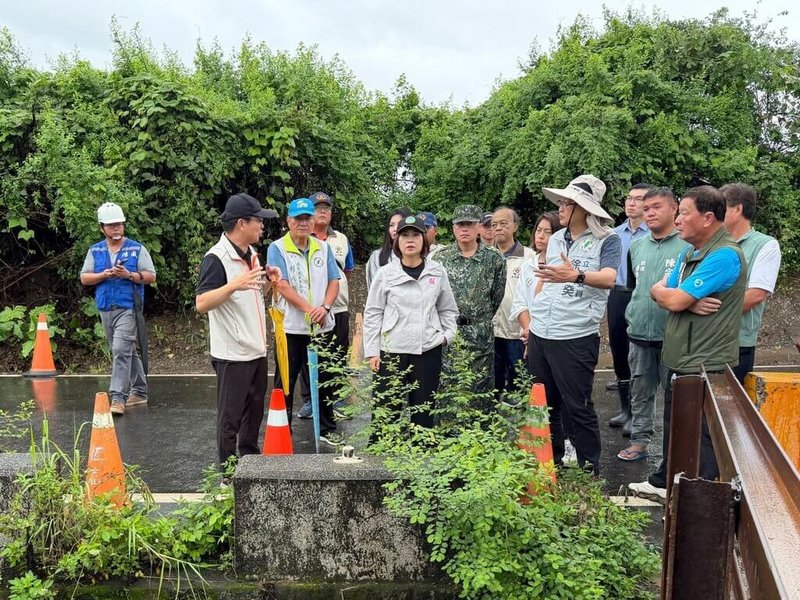 受滯留鋒面及西南氣流影響，屏東易有短延時強降雨。縣長周春米（前左2）9日前往萬巒地區，巡視萬金排水改善工程。（屏東縣政府傳播暨國際事務處提供）中央社記者黃郁菁傳真　115年6月9日