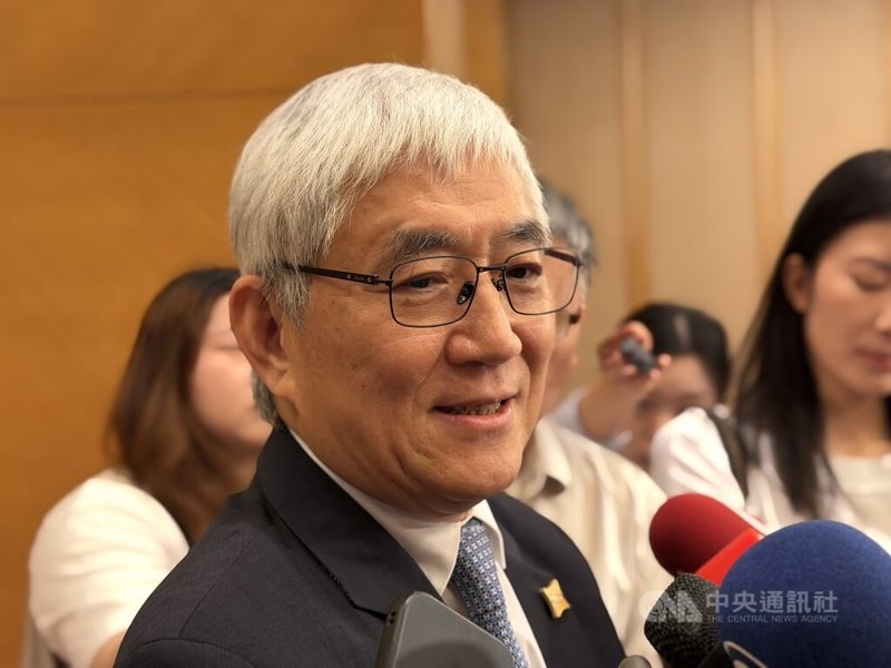 伺服器與板卡廠技嘉9日召開股東常會，董事長葉培城受訪表示，人工智慧（AI）伺服器今年訂單能見度非常清楚，已著手規劃明年藍圖，今年整體營收成長幅度有機會優於去年。中央社記者吳家豪攝　115年6月9日