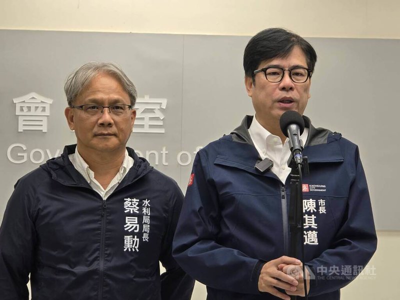 高雄市桃源區、六龜區、那瑪夏區、茂林區及甲仙區9日停班停課。市長陳其邁（右）表示，市府料敵從寬，已撤離1904人。中央社記者蔡孟妤攝 115年6月9日