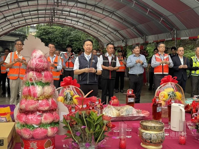 交通部長陳世凱（前）9日參加「國道 1 號北上線台北及圓山交流道改善工程」及「國道 1 號圓山橋延壽加固改善工程」祈福儀式，祈求工程順利。中央社記者余曉涵攝　115年6月9日