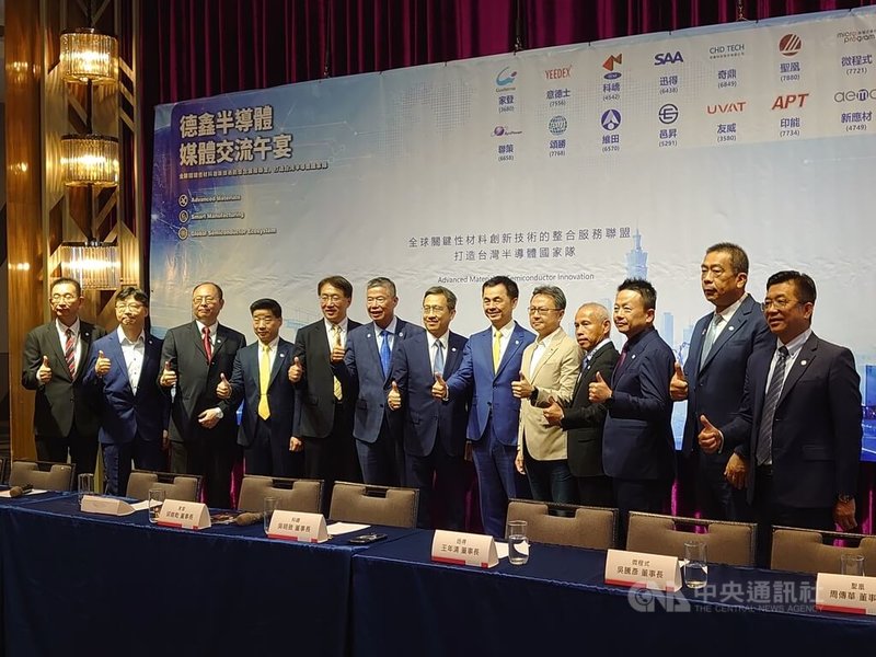 家登與意德士等18家半導體零組件與材料廠商組成德鑫半導體聯盟拓展海外市場，聯盟9日舉行媒體交流會，分享聯盟成果。中央社記者張建中攝　115年6月9日