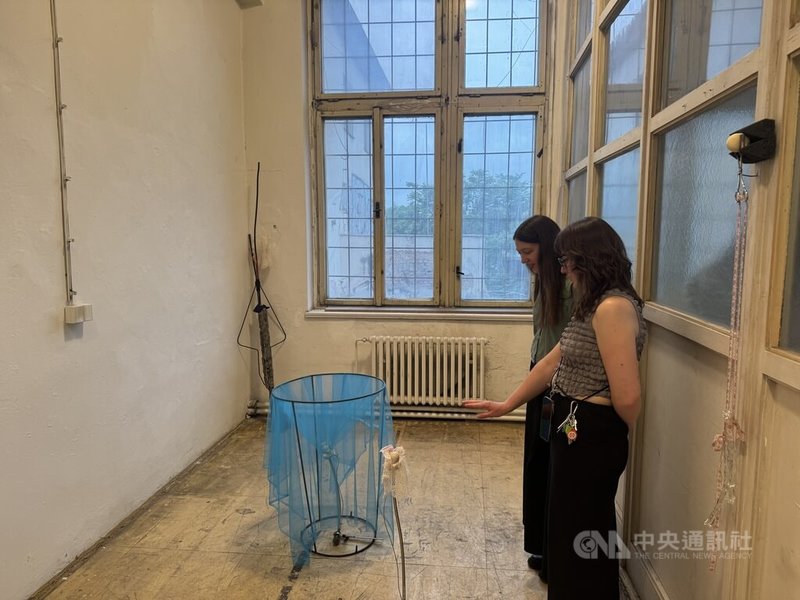 台灣藝術家陳呈毓捷克駐村成果個展「Dream of the Eggs」,作品融入雞蛋、蛋殼、玻璃等媒材,引起歐洲觀眾的好奇。中央社記者劉郁葶布拉格攝 115年6月9日
