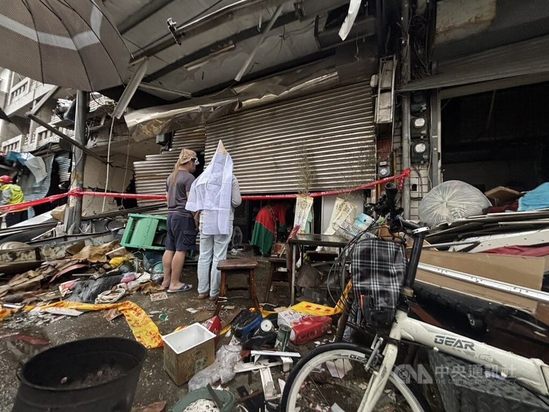 新竹市高翠路上民宅9日發生爆炸釀2死,新竹地檢署檢察官會同法醫相驗後,初步認定2名死者是遭牆面倒塌重擊,造成肋骨骨折等傷勢,死因為創傷性休克,詳細事故原因尚待釐清。下午2名死者的家屬前往事故現場進行招魂儀式,場面哀戚。中央社記者郭宣彣攝 115年6月9日